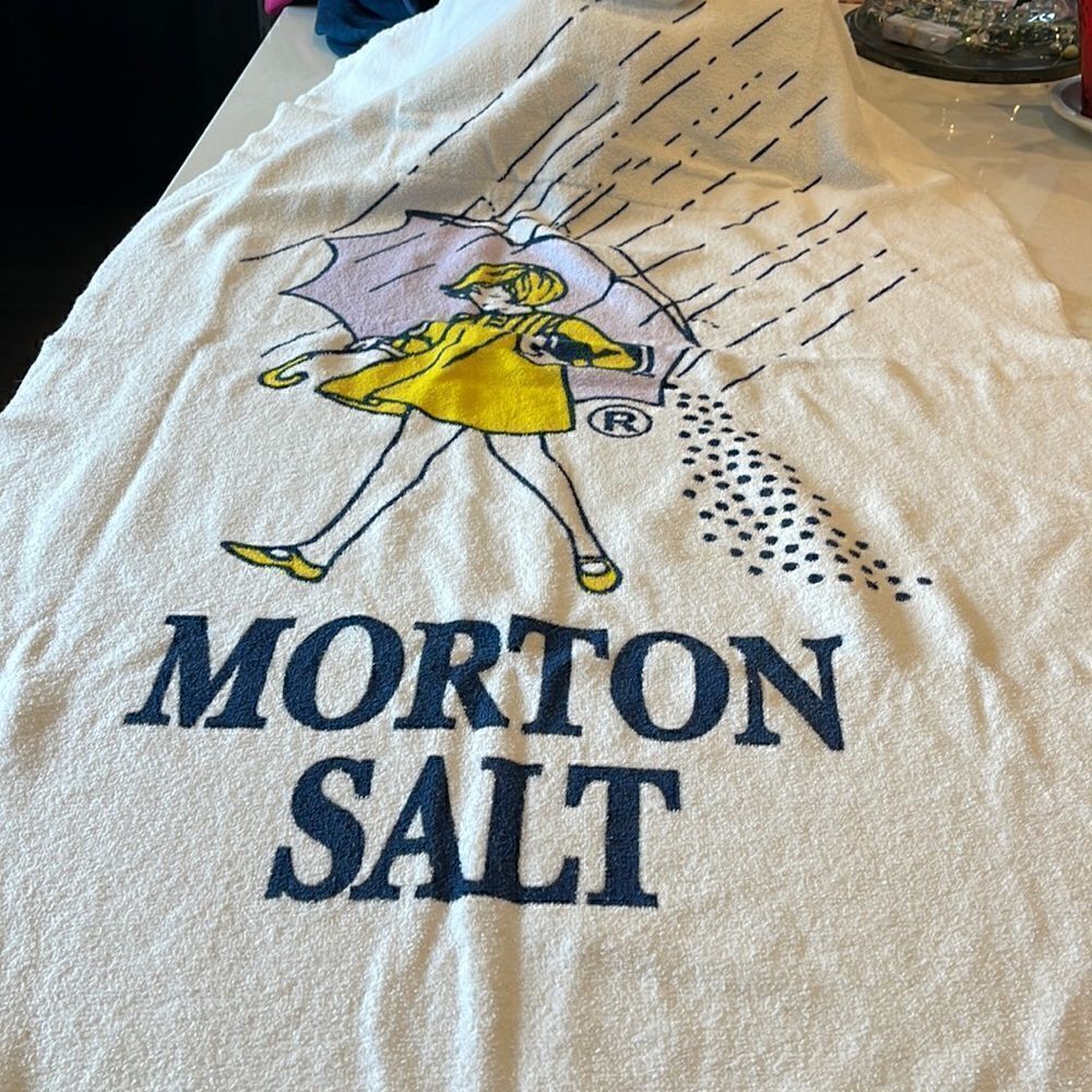 Morton salt vintage beach towel folds into carry tote , super cute. Excellent